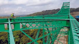 Защита от коррозии металлических и железобетонных мостовых конструкций методом окрашивания